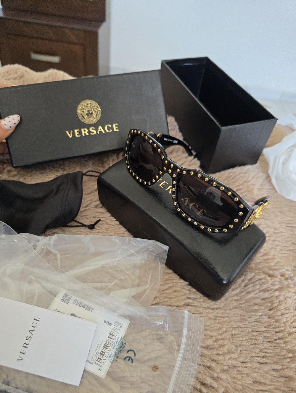 New Versace 0ve4361 Gold Studded Sunglasses Unisex - Picture 4 of 10